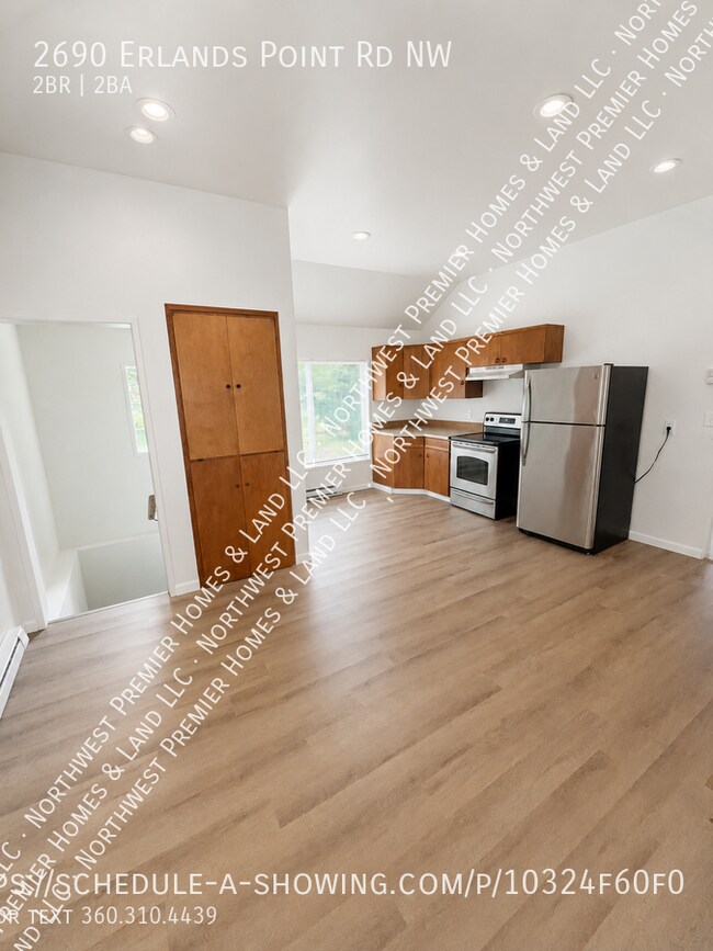 Foto del edificio - 2690 Erlands Point Rd NW