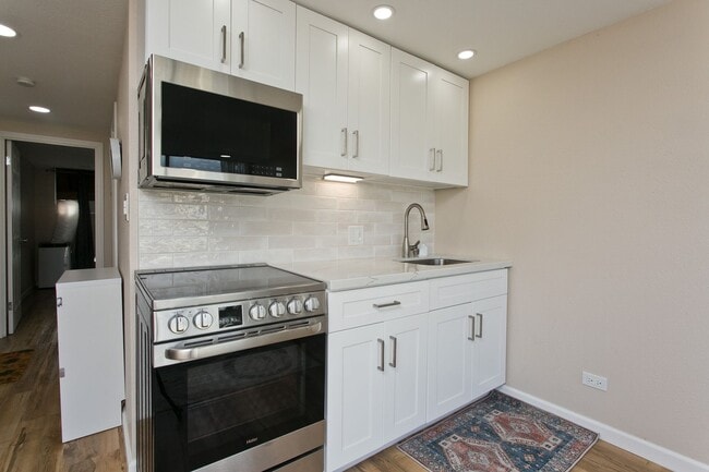 Building Photo - Walking Distance to the Beach & Furnished... Aloha Lani #1606 - 1 BD 1 BA 1 PRK