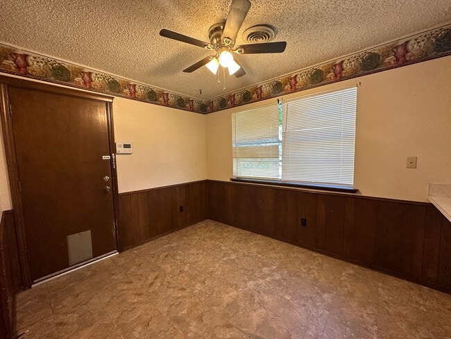 Building Photo - 3/2/2 Located of Washington and Hillside