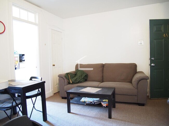 Foto del edificio - 9/1 Best deal in Kenmore area! 3BR in elevator building
