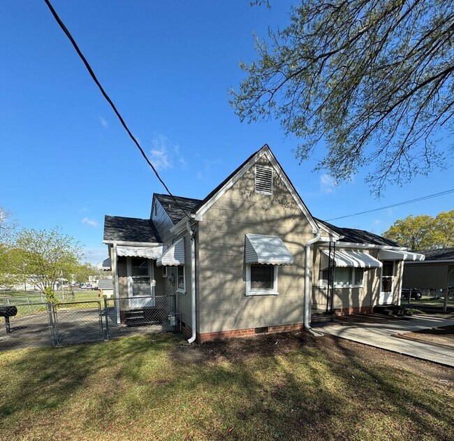 Foto del edificio - Cozy 2-Bedroom, 1-Bathroom Home w/ a Bonus Room