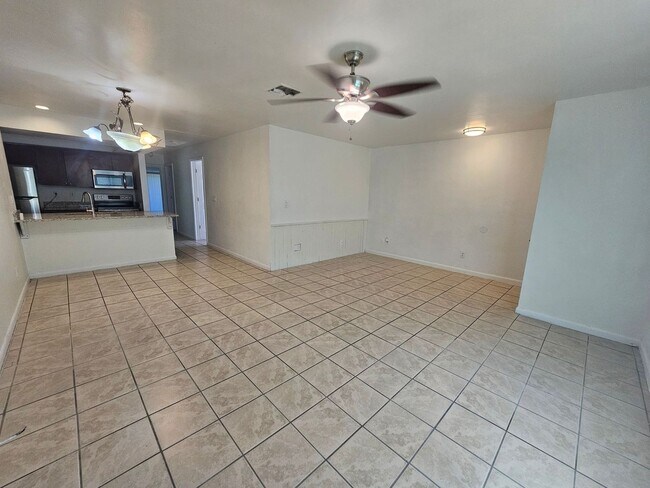 Foto del edificio - Location Location Location of this nice 3 ...