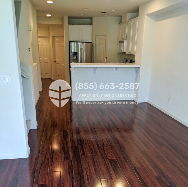 Foto del edificio - 722 City Walk Pl