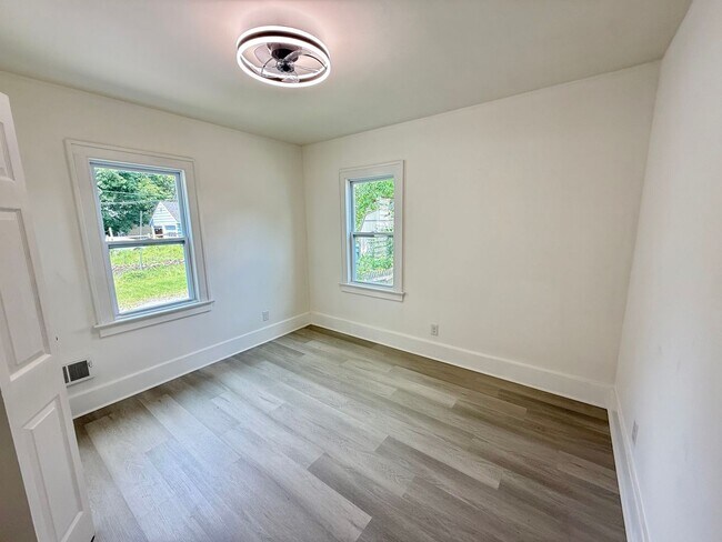 Foto del edificio - 228-230 Genesee Park Blvd