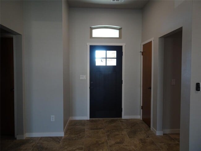 Building Photo - 8412 Pinewood Dr