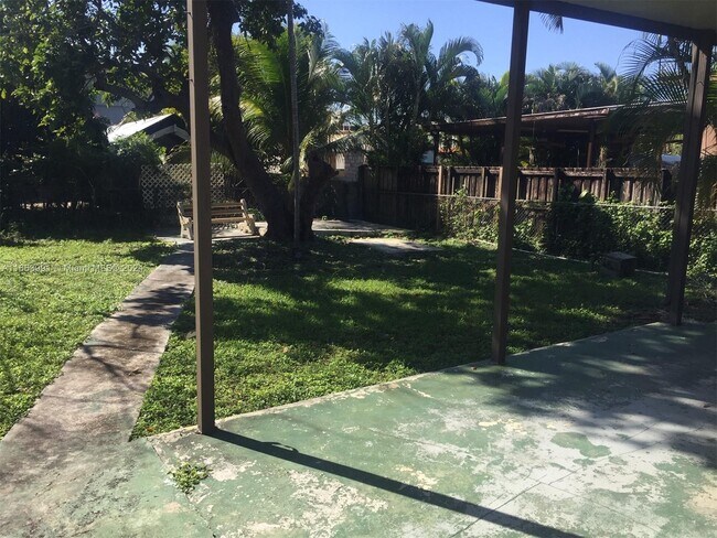 Foto del edificio - 3048 SW 16th Ter
