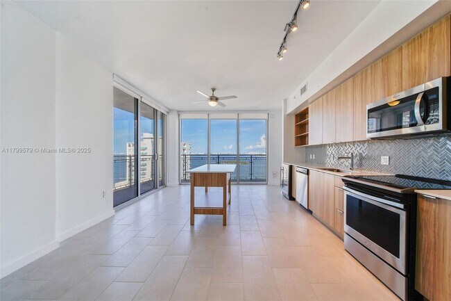 Foto del edificio - 2150 N Bayshore Dr