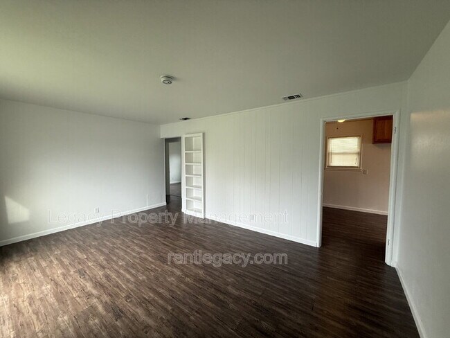 Foto del edificio - 5657 Bonniemae Way