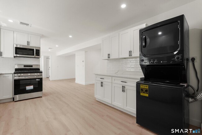 Foto del edificio - 64 Soundview Ave
