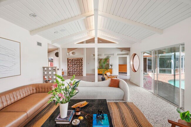 Foto del edificio - 4260 S Cloverdale Ave