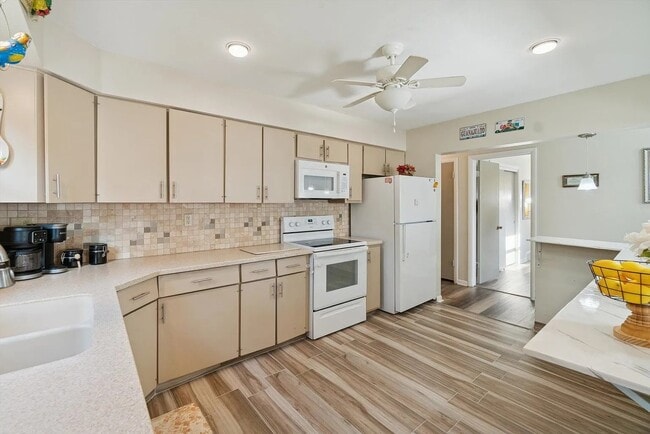 Foto del edificio - 1954 Wisteria Rd