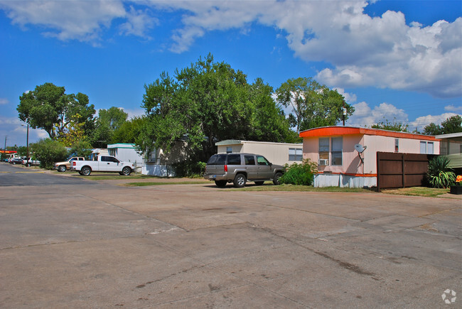 Building Photo - Oak Hollow