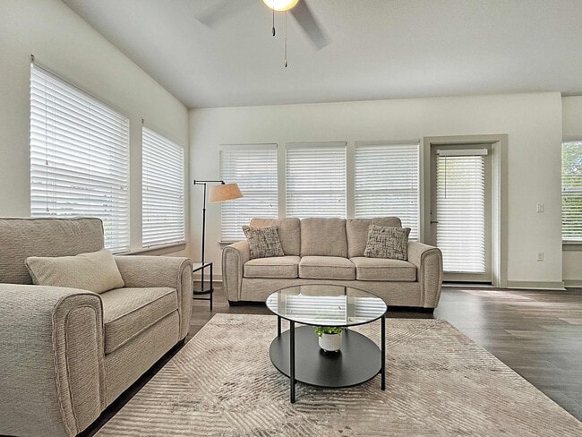 Foto del edificio - 2615 N Grady Ave