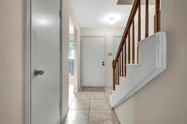 Building Photo - 10368 Briar Forest Dr