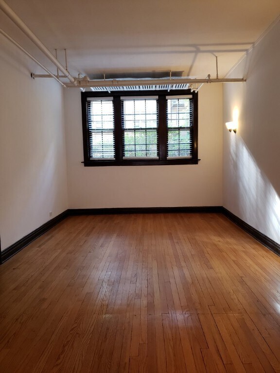 Foto del edificio - 1605 W Thome Ave