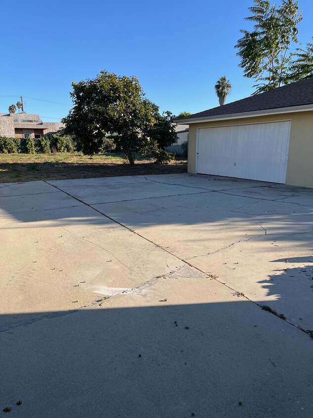 Detached 2-car garage - 11232 Greenlawn Ave