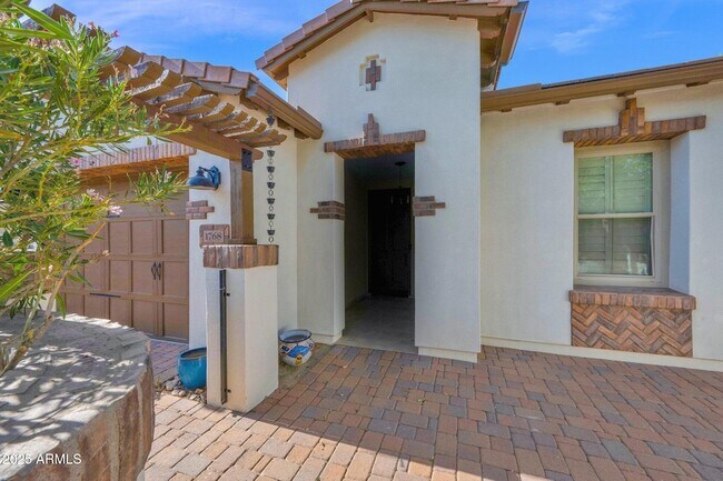 Foto del edificio - 1768 E Grand Ridge Rd