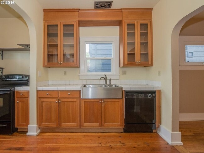 Foto del edificio - Amazing Well Kept Secret! 4bed 1.5bath Bungalow!