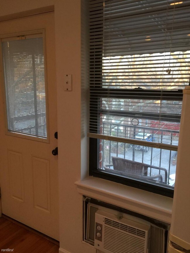 Building Photo - 1 br, 1 bath  - 4012 192nd St