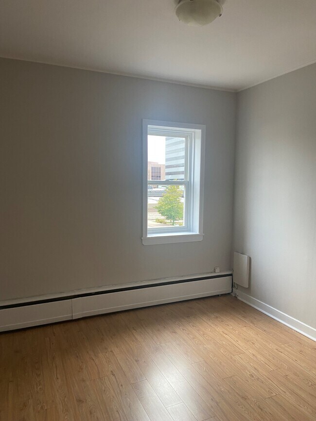 Photo du bâtiment - SPACIOUS RENOVATED TWO BEDROOM APARTMENT- DOWNTOWN DARTMOUTH