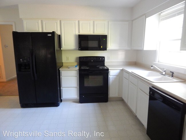 Building Photo - 4751 College Acres Dr