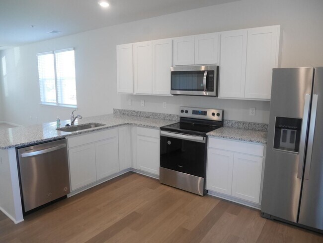Foto del edificio - Modern End-Unit Townhouse in Sassafras Mea...