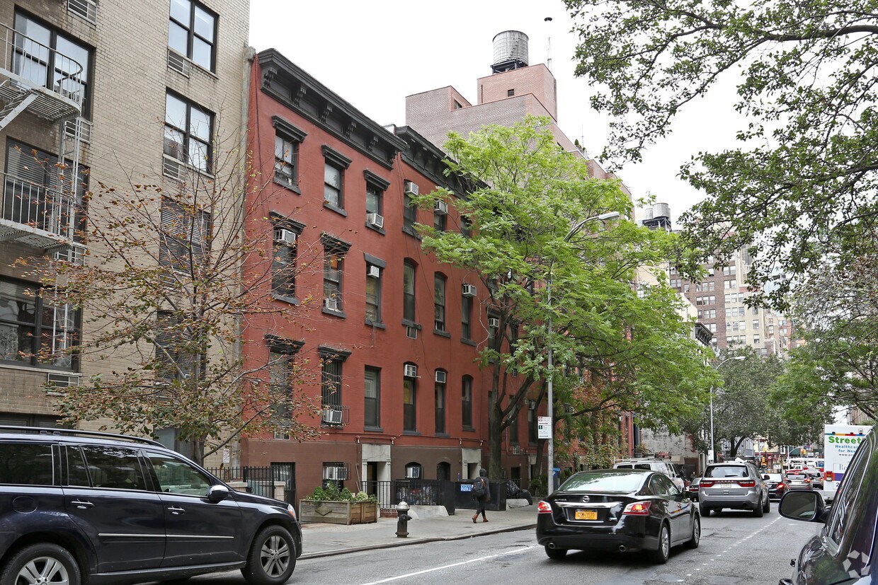 Foto principal - 315 W 30th St