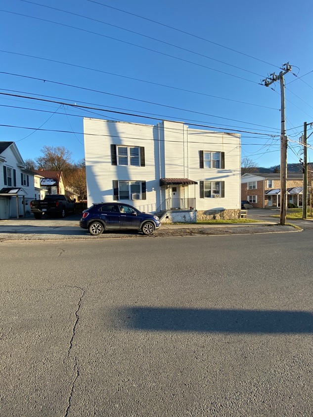 Primary Photo - 209 College Ave