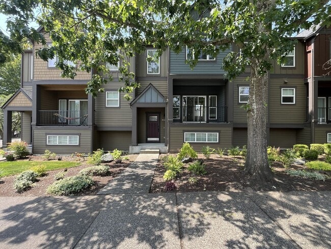 Distinctive 3-Story Tigard Townhouse with Stainless Steel Kitchen, Vaulted Ceilings & Attached 2-... - Distinctive 3-Story Tigard Townhouse with Stainless Steel Kitchen, Vaulted Ceilings & Attached 2-...