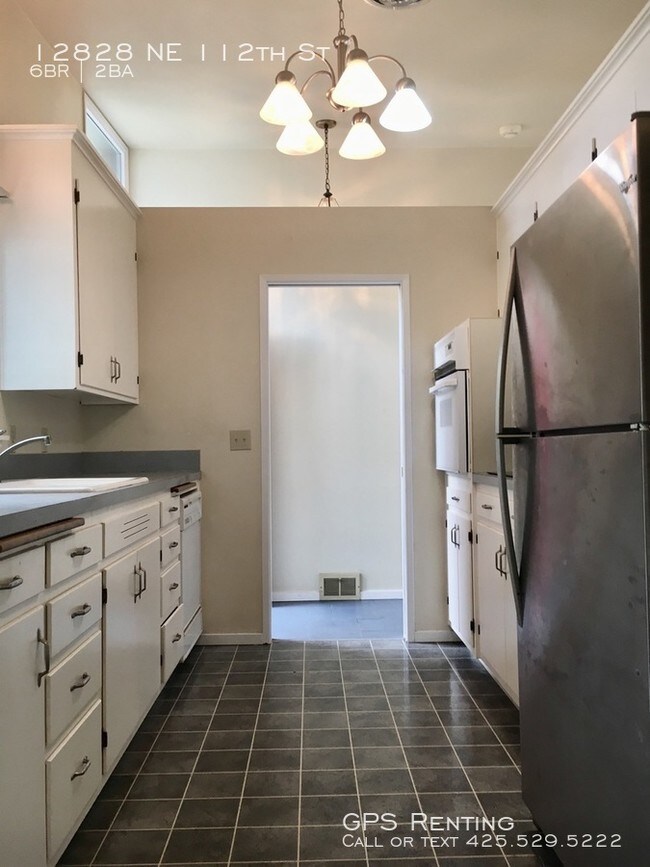 Foto del edificio - 6 Bedroom Home In Kirkland!
