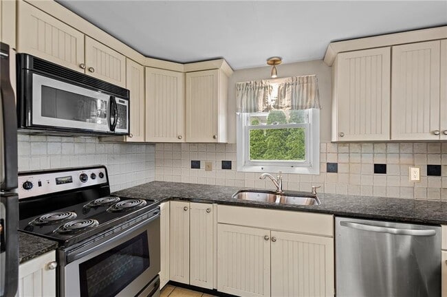 Building Photo - 75 Charlotte Dr