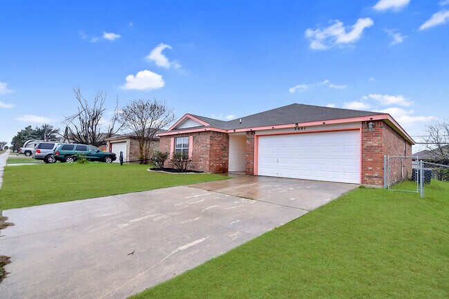Building Photo - 2601 Thoroughbred Dr