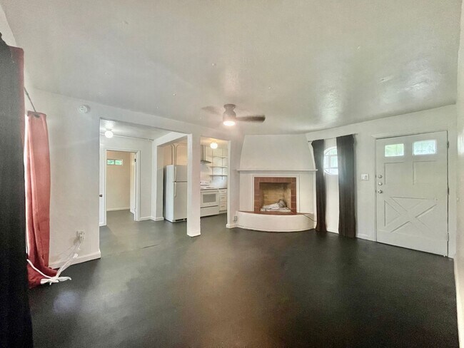 Building Photo - Charming Retreat - 2 Minute Walk to the Ri...