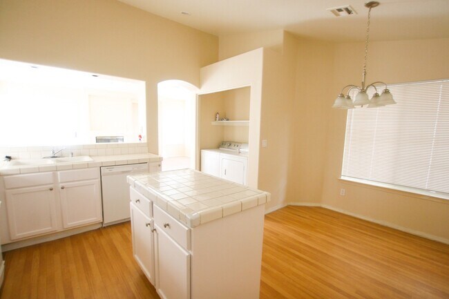 Building Photo - 1517 Glenrosa Dr