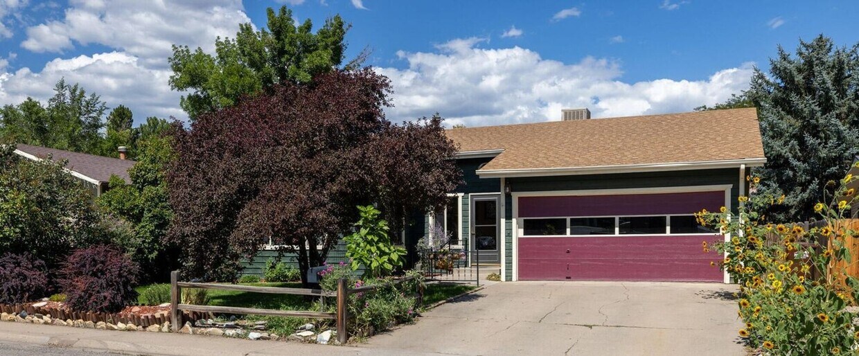 Foto principal - Charming 3-Bedroom Ranch for Rent in Prime...