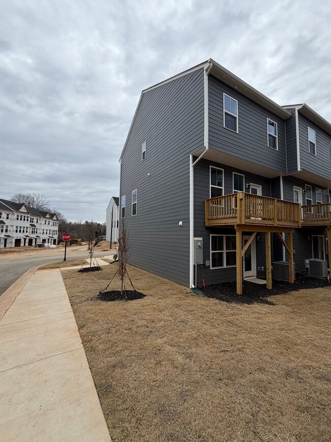 Building Photo - 2553 Ellen Ave