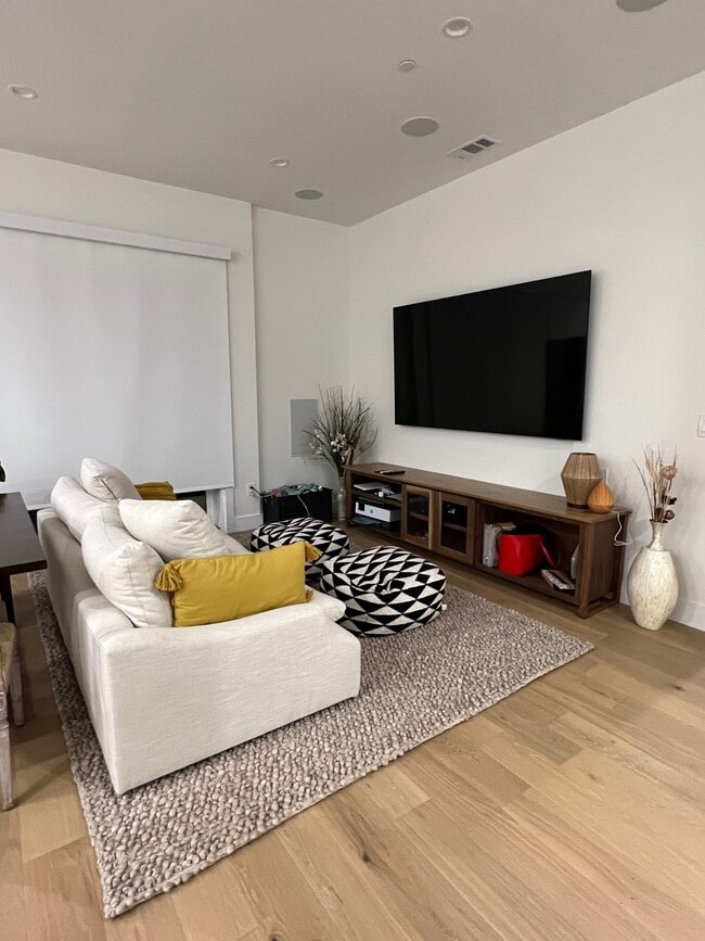 Building Photo - 545 Vista del Llano Dr