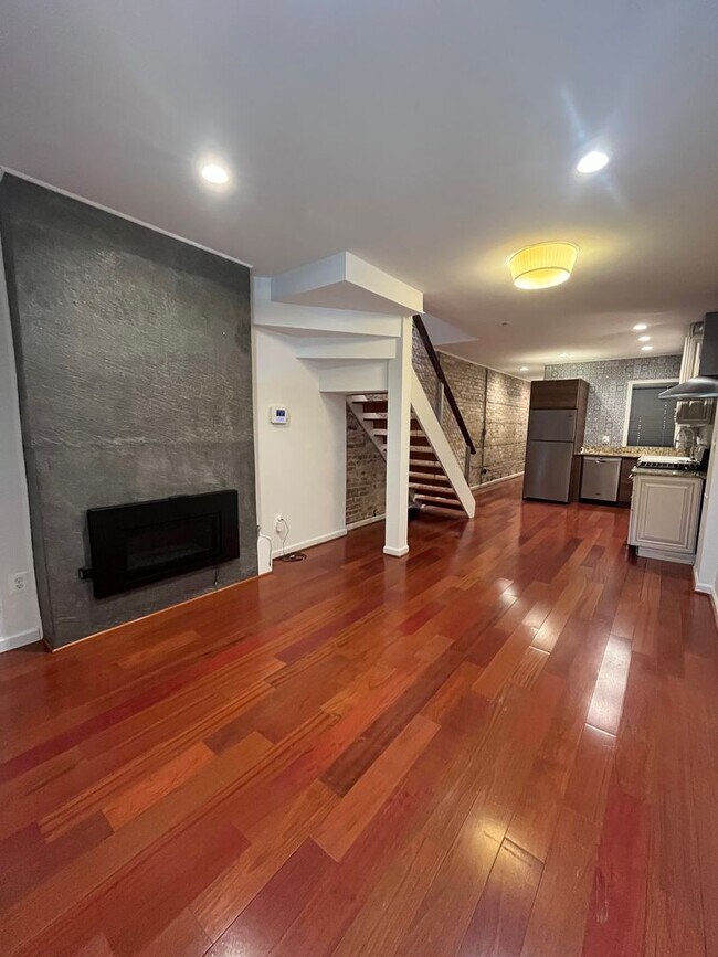 Building Photo - Beautiful 2 BR/1.5 BA Townhome in Anacostia!