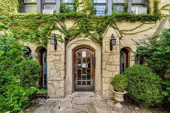 Building Photo - 5655 N Spaulding Ave