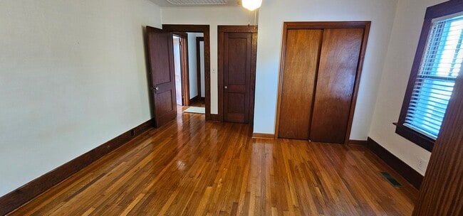 Building Photo - Lovely in Milner