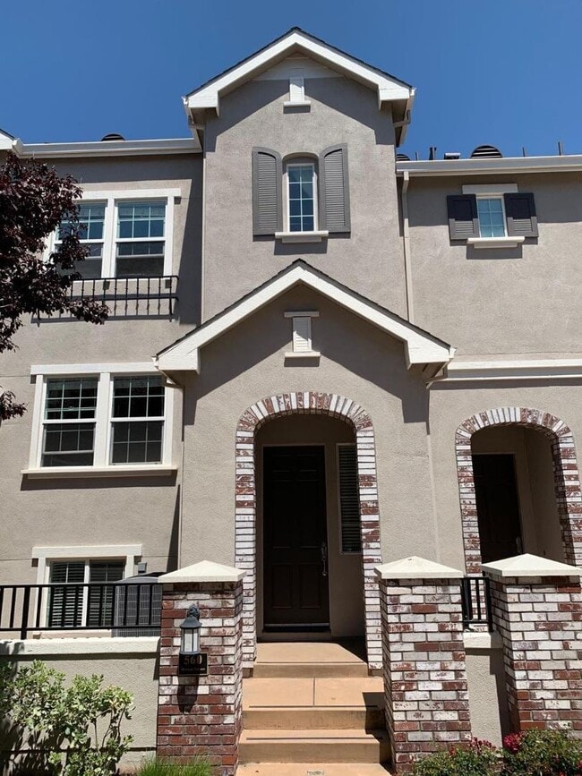Building Photo - 560 Montego Terrace