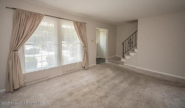 Foto del edificio - 166 Haverford Dr