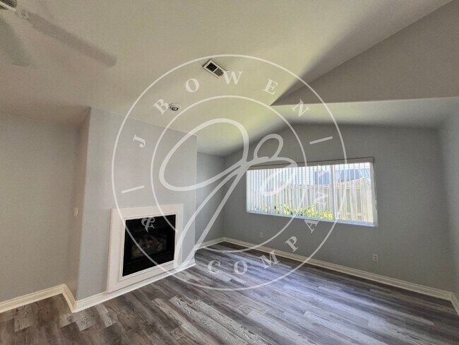 Building Photo - Beautiful Open Concept 3 bedroom 2 bathroo...