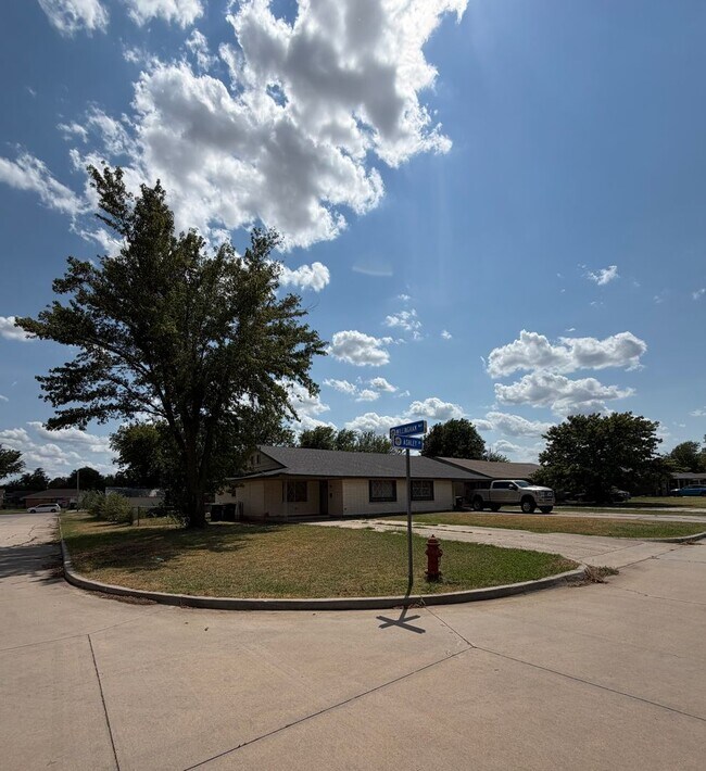 Foto del edificio - 704 Ashley Dr