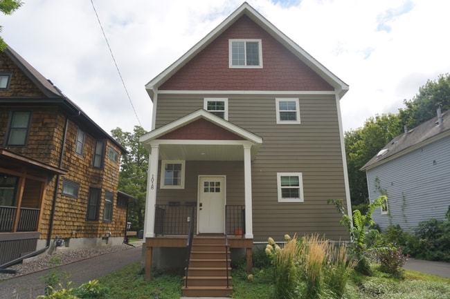 Foto del edificio - 1018 16th Ave SE