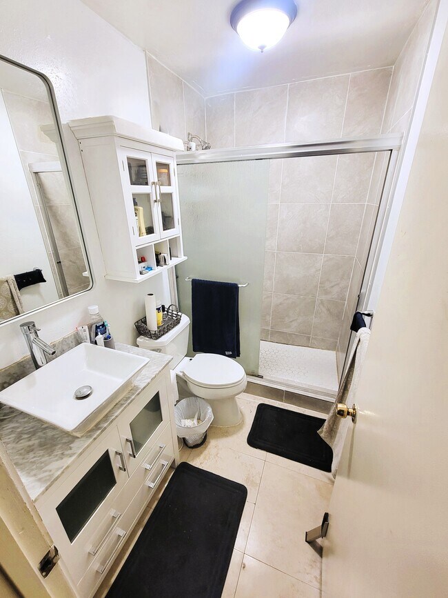 Baño completo - 4617 NW 9th Dr