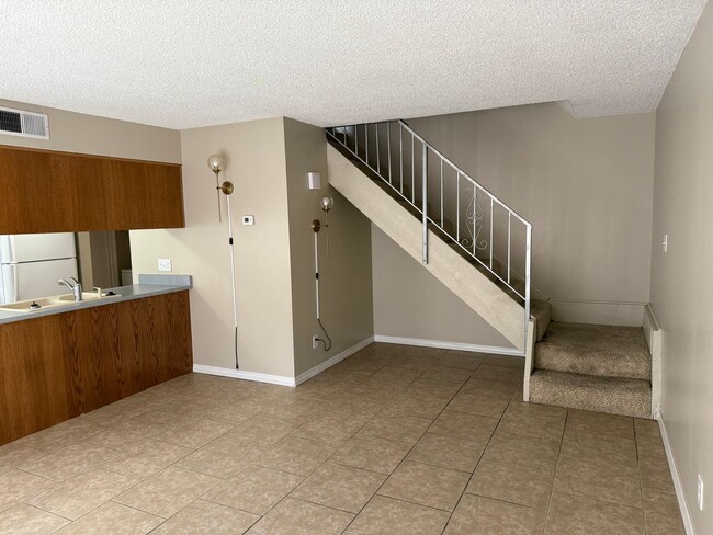 Building Photo - NE Heights Condo Spain/Wyoming