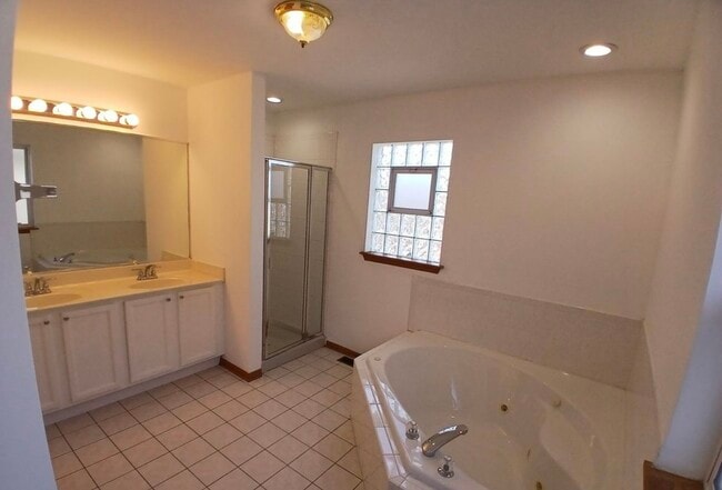 in-suite master bathroom - 1500 E 72nd Pl