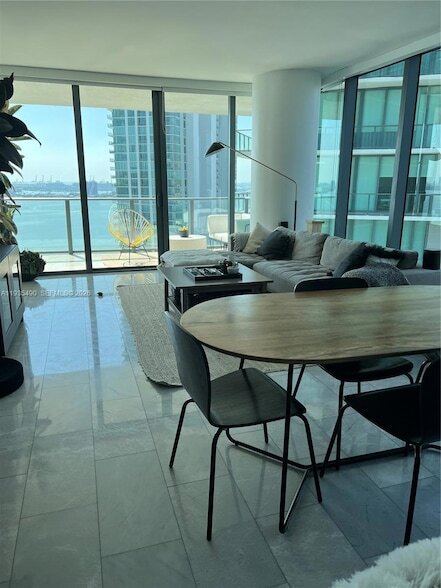 Foto del edificio - 650 NE 32nd St