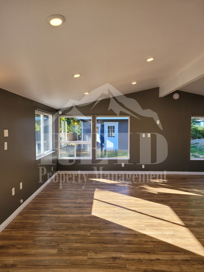 Building Photo - Suquamish Single level Updated with a stor...